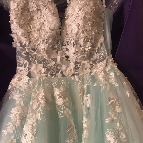 Beautiful wedding /prom dress - Picture 3 of 3